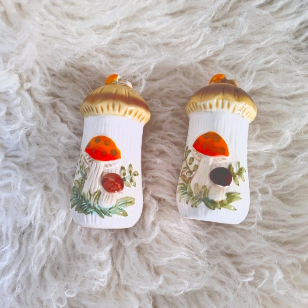 Sears Mushroom Design Salt and Pepper Shakers - White and Brown